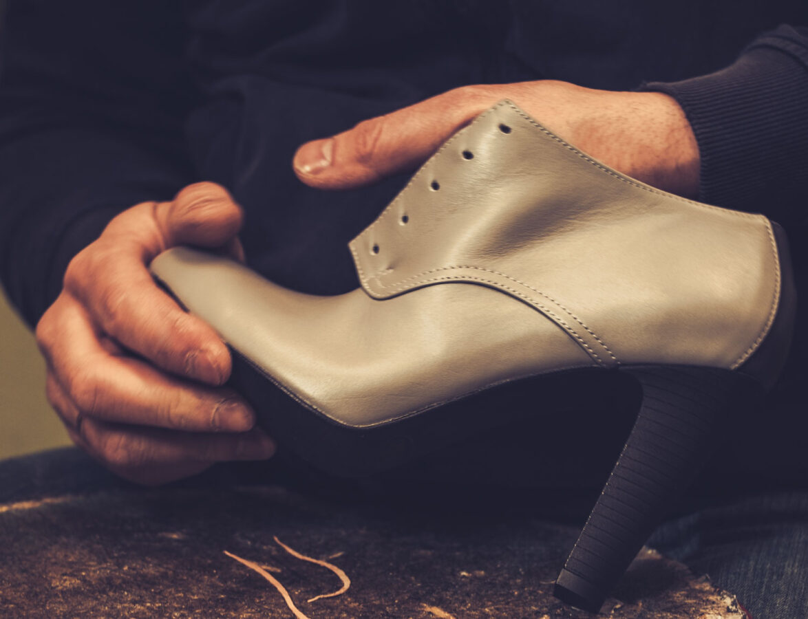 靴職人による製作開始