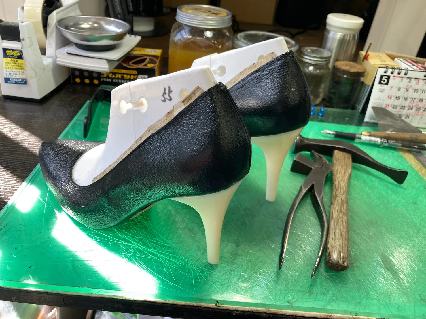 【足の幅が広いことでお悩み】オーダーパンプス製作中  | MooV Shoes近鉄百貨店あべのハルカス店